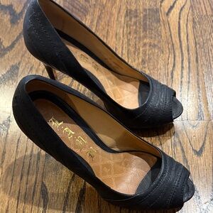 L.A.M.B Elegant Black Peep-Toe detail gorgeous Heels